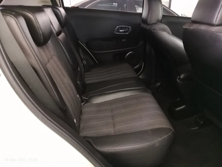 Foto Mobil Bekas Kabin Belakang Honda HR-V 1.5 E tahun 2017