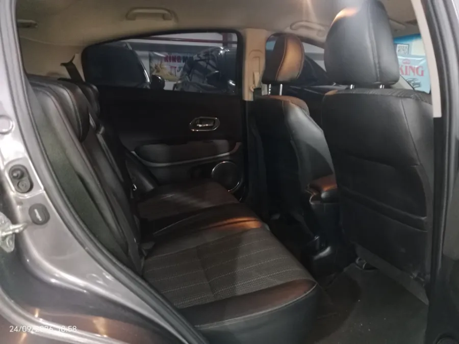 Foto Mobil Bekas Kabin Belakang Honda HR-V 1.5 E tahun 2017