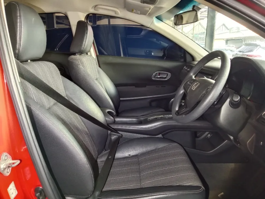 Foto Mobil Bekas Kabin Depan Honda HR-V 1.5 E tahun 2017
