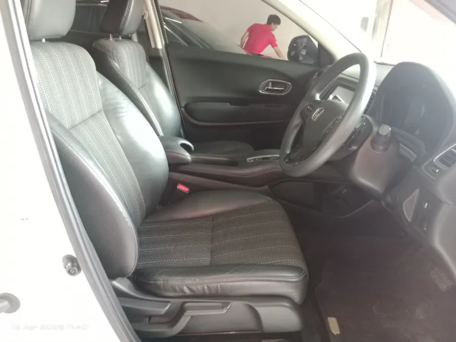 Foto Mobil Bekas Kabin Depan Honda HR-V 1.5 E tahun 2017
