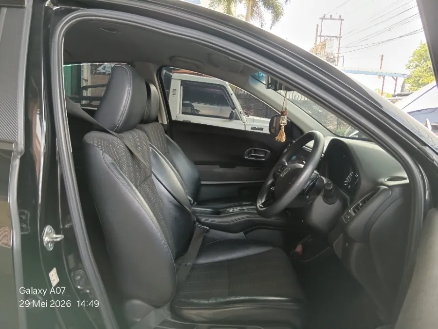 Foto Mobil Bekas Kabin Depan Honda HR-V 1.5 E tahun 2017