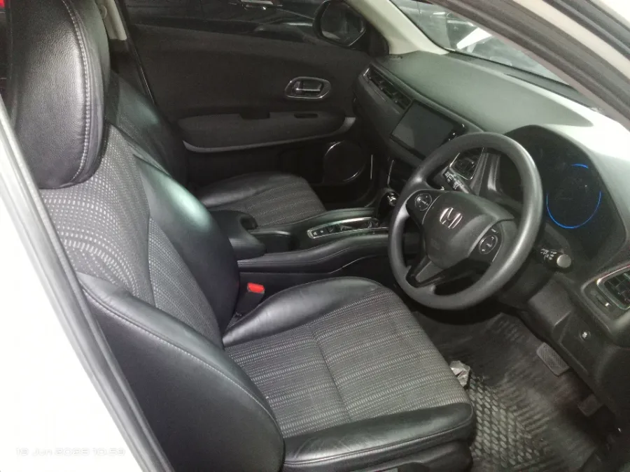 Foto Mobil Bekas Kabin Depan Honda HR-V 1.5 E tahun 2017