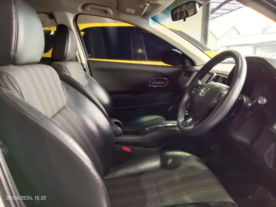Foto Mobil Bekas Kabin Depan Honda HR-V 1.5 E tahun 2017