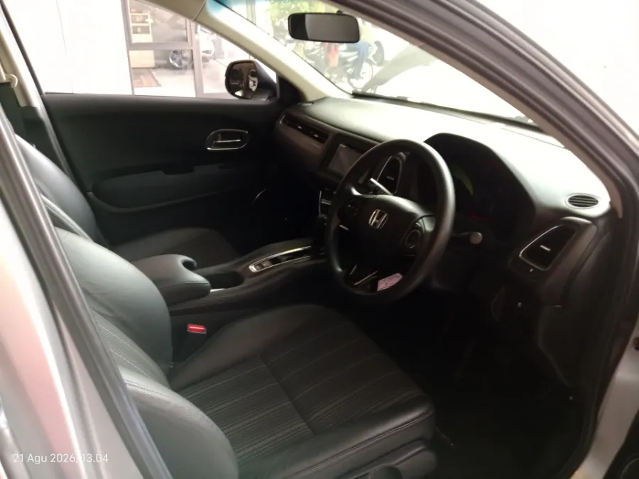 Foto Mobil Bekas Kabin Depan Honda HR-V 1.5 E tahun 2017