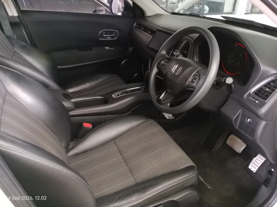 Foto Mobil Bekas Kabin Depan Honda HR-V 1.5 E tahun 2017