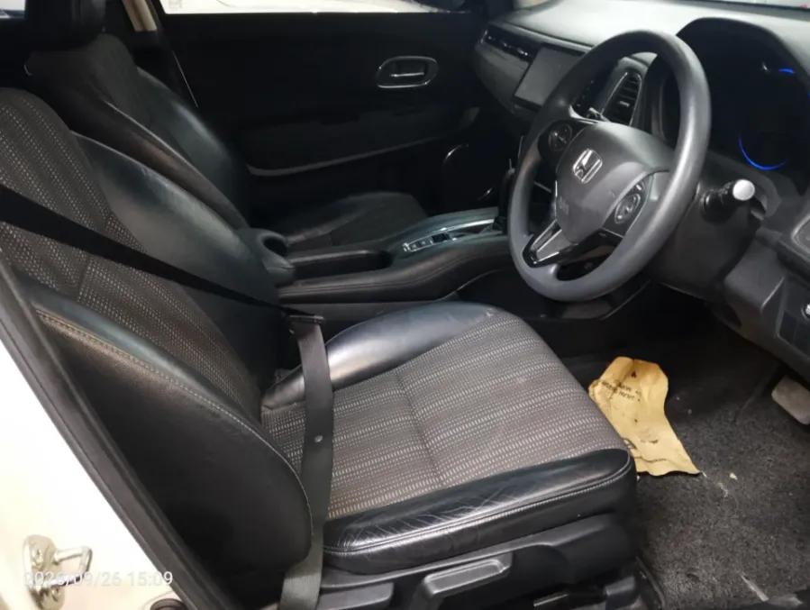 Foto Mobil Bekas Kabin Depan Honda HR-V 1.5 E tahun 2017
