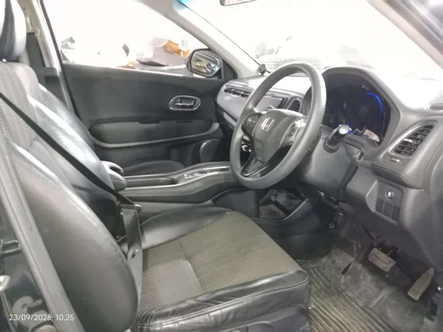 Foto Mobil Bekas Kabin Depan Honda HR-V 1.5 E tahun 2017