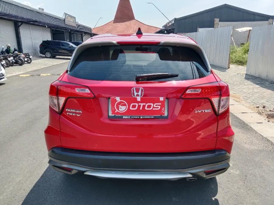 Foto Mobil Bekas Tampak Belakang Honda HR-V 1.5 E tahun 2017