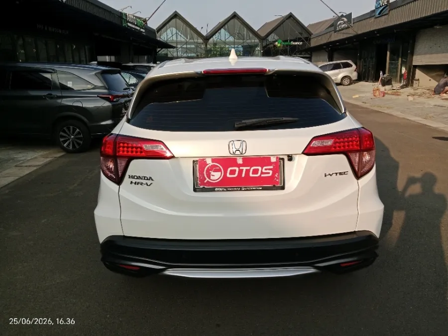Foto Mobil Bekas Tampak Belakang Honda HR-V 1.5 E tahun 2017