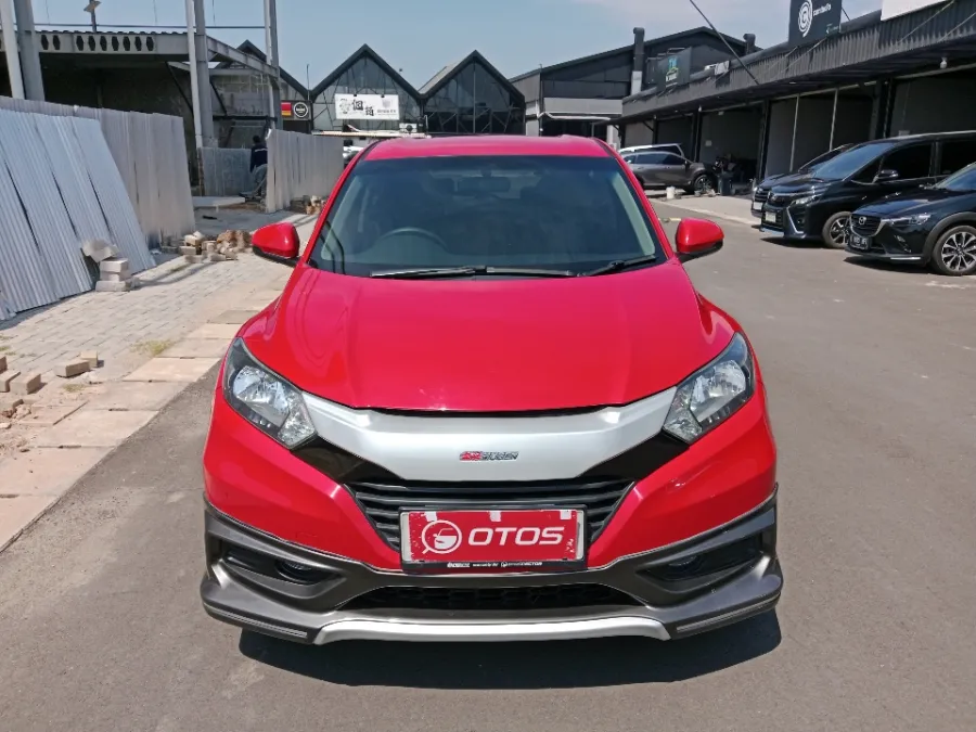 Foto Mobil Bekas Tampak Depan Honda HR-V 1.5 E tahun 2017