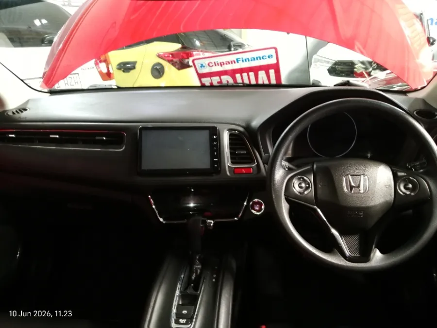 Foto Mobil Bekas Dashboard Honda HR-V 1.5 E tahun 2018