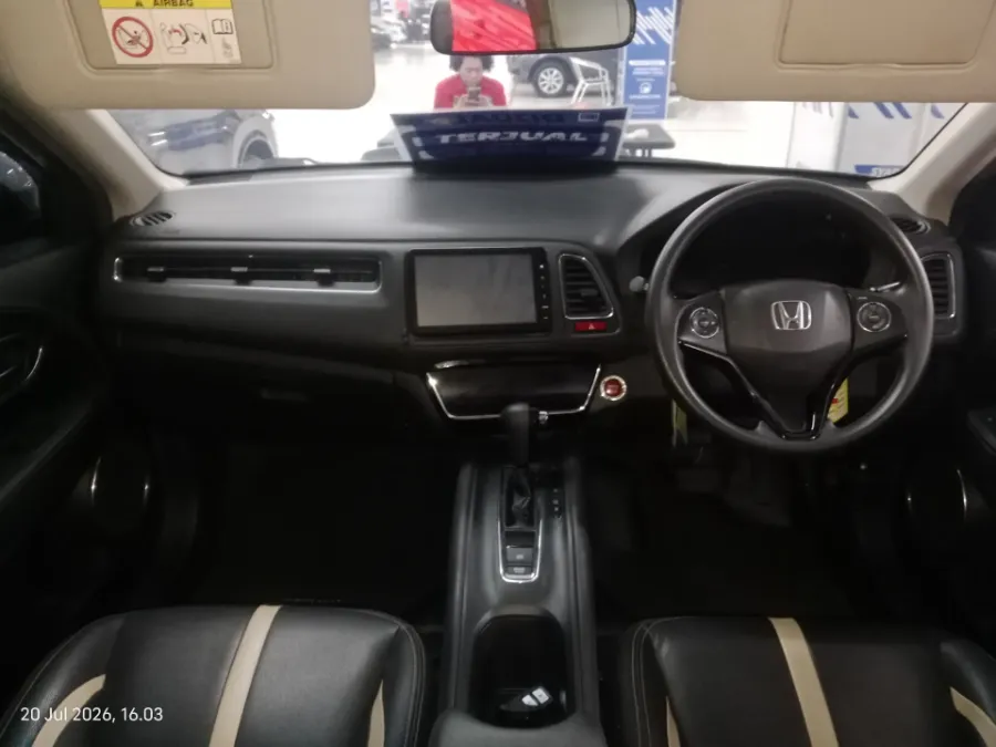 Foto Mobil Bekas Dashboard Honda HR-V 1.5 E tahun 2018