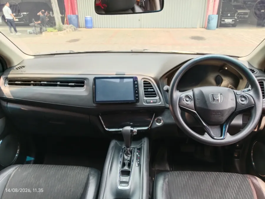 Foto Mobil Bekas Dashboard Honda HR-V 1.5 E tahun 2018