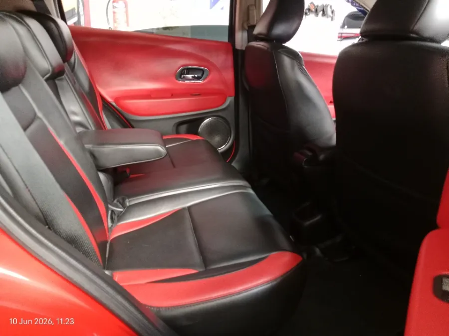 Foto Mobil Bekas Kabin Belakang Honda HR-V 1.5 E tahun 2018