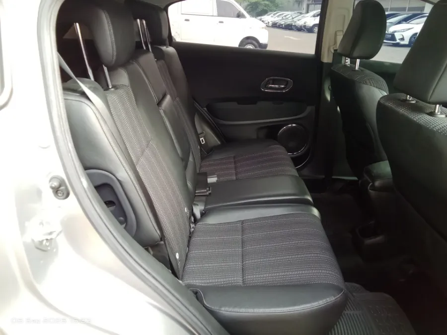 Foto Mobil Bekas Kabin Belakang Honda HR-V 1.5 E tahun 2018
