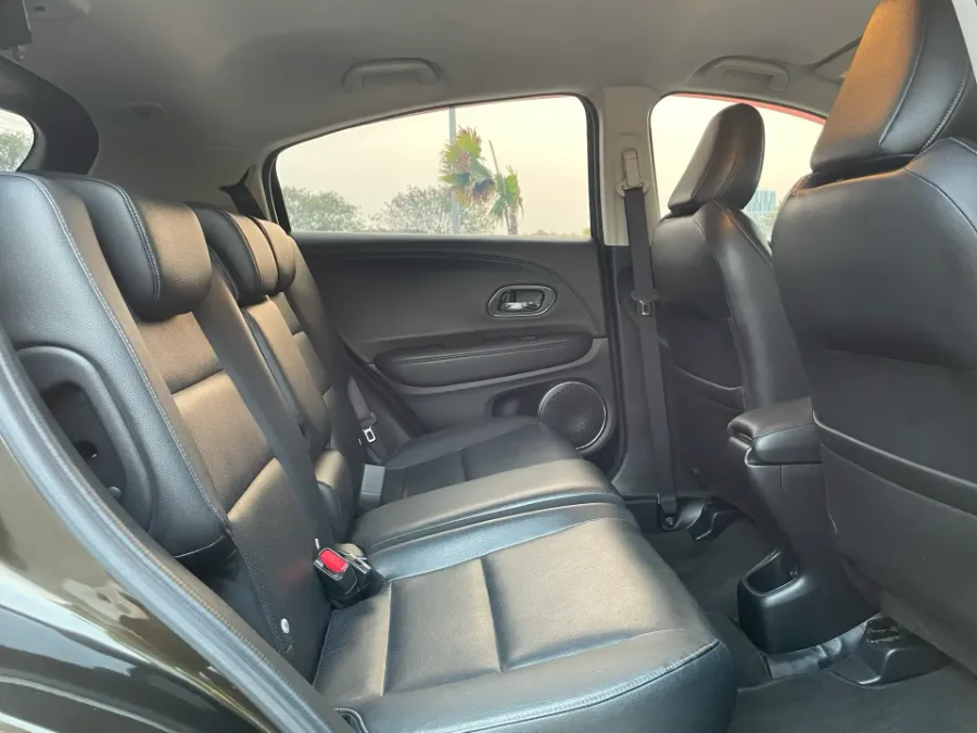 Foto Mobil Bekas Kabin Belakang Honda HR-V 1.5 E tahun 2018
