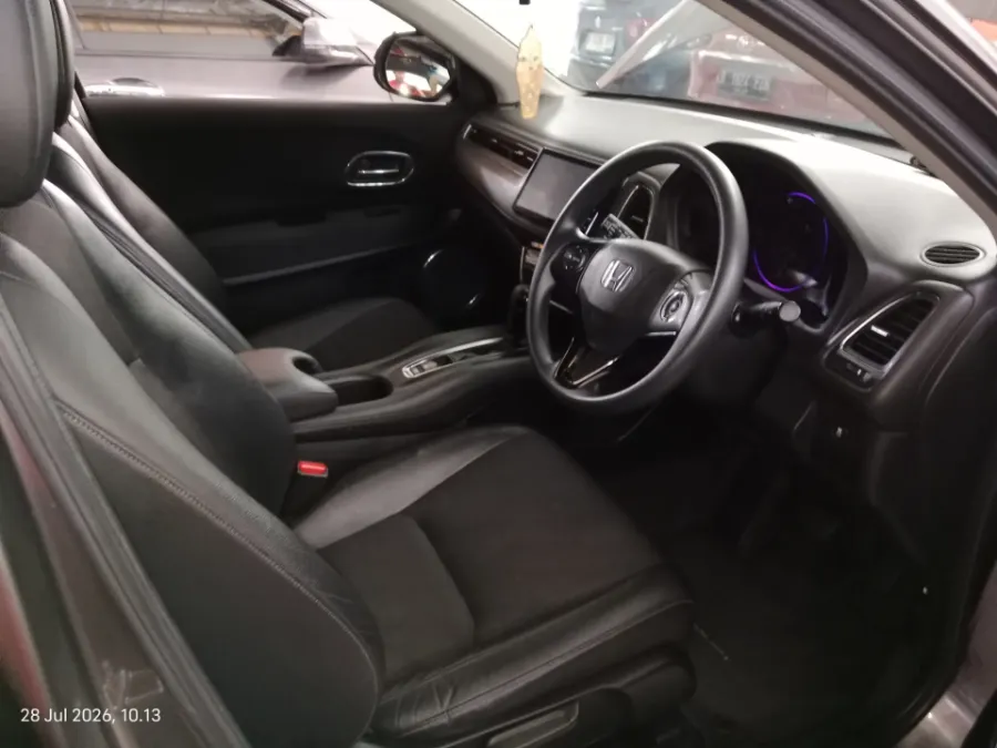 Foto Mobil Bekas Kabin Depan Honda HR-V 1.5 E tahun 2018