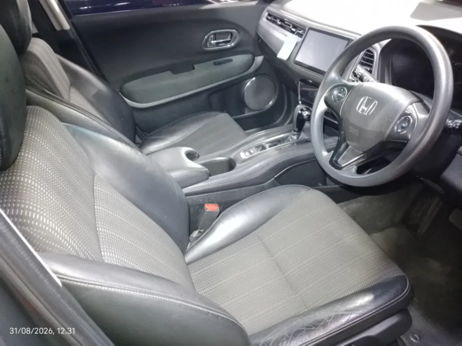 Foto Mobil Bekas Kabin Depan Honda HR-V 1.5 E tahun 2018