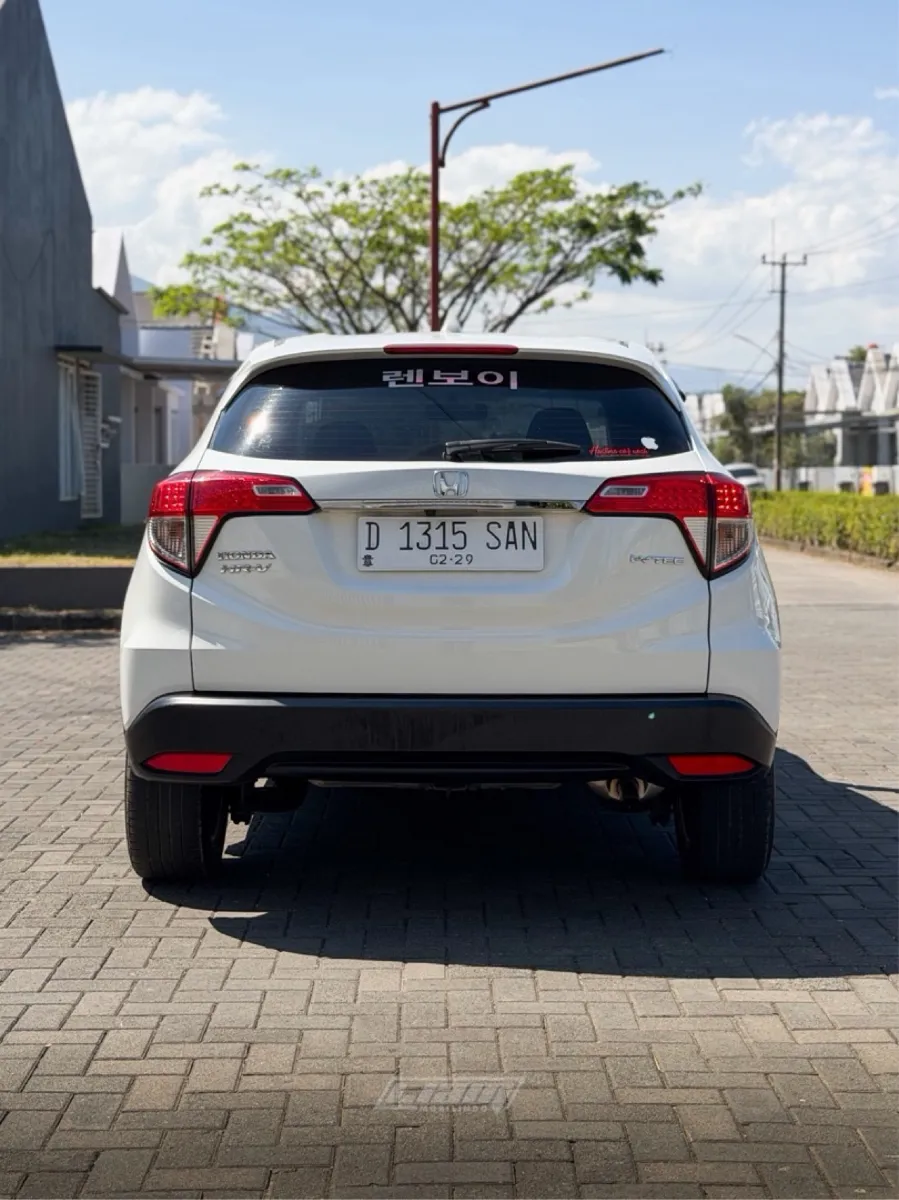 Foto Mobil Bekas Tampak Belakang Honda HR-V 1.5 E tahun 2018