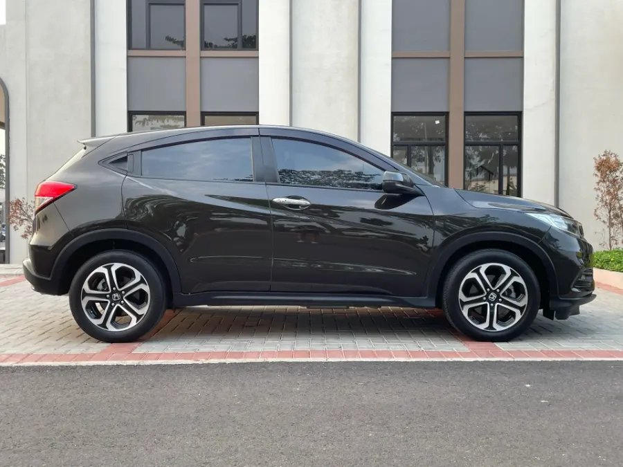 Foto Mobil Bekas Tampak Samping Honda HR-V 1.5 E tahun 2018