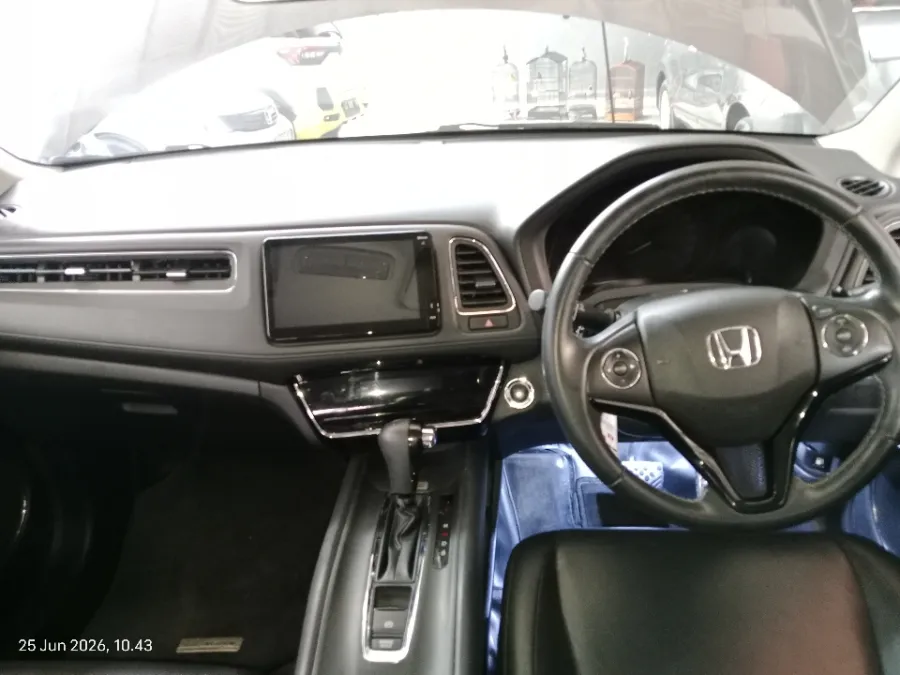 Foto Mobil Bekas Dashboard Honda HR-V 1.5 E tahun 2019