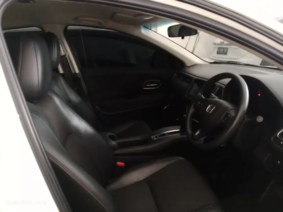 Foto Mobil Bekas Kabin Depan Honda HR-V 1.5 E tahun 2019