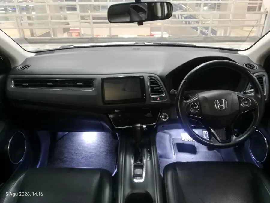 Foto Mobil Bekas Dashboard Honda HR-V 1.5 E tahun 2020