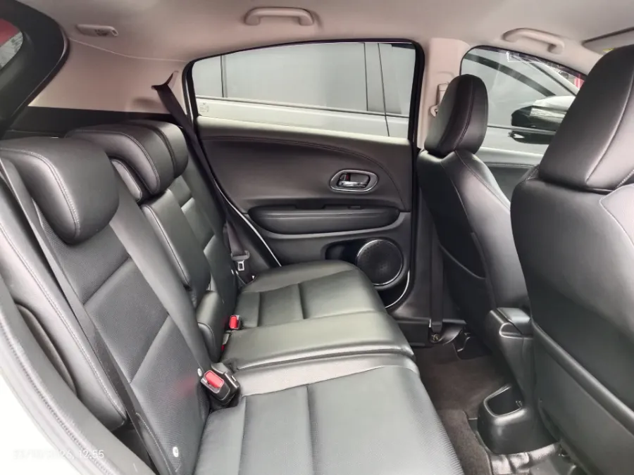 Foto Mobil Bekas Kabin Belakang Honda HR-V 1.5 E tahun 2020