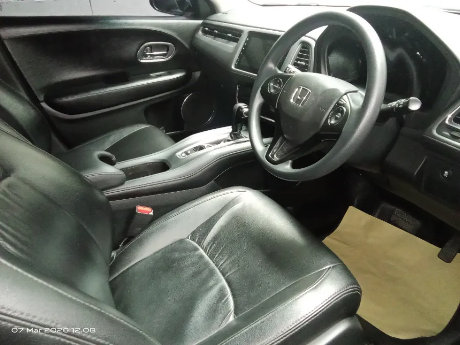 Foto Mobil Bekas Kabin Depan Honda HR-V 1.5 E tahun 2020