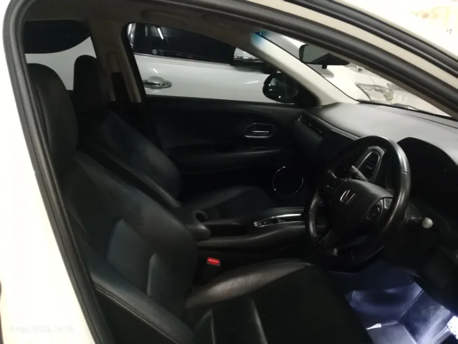 Foto Mobil Bekas Kabin Depan Honda HR-V 1.5 E tahun 2020