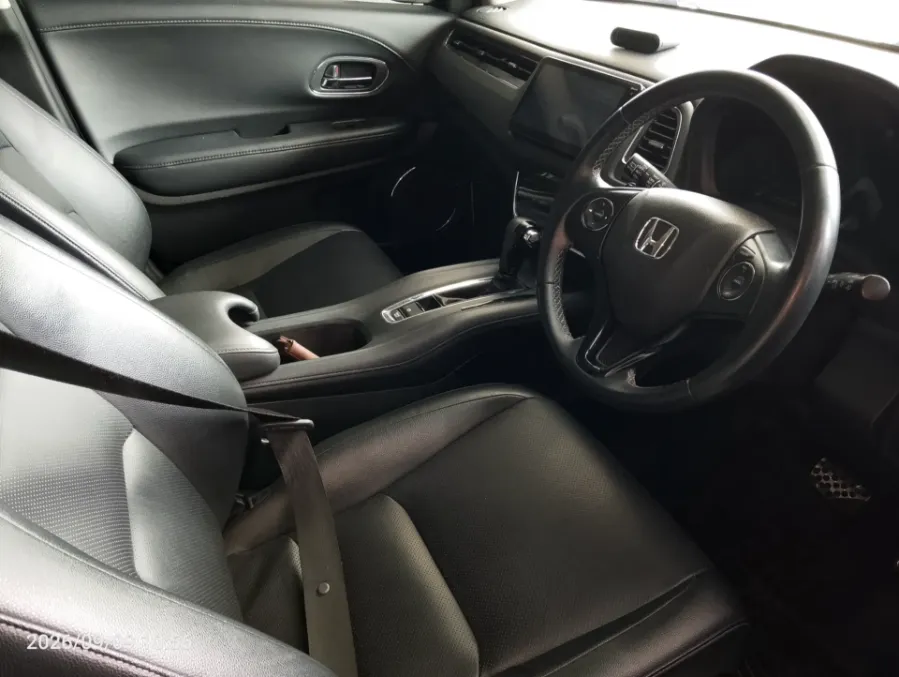 Foto Mobil Bekas Kabin Depan Honda HR-V 1.5 E tahun 2020