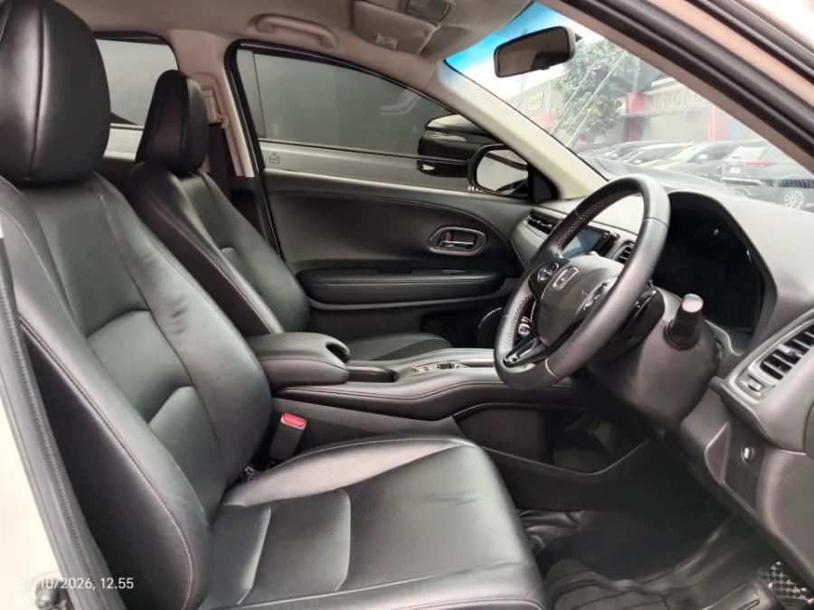 Foto Mobil Bekas Kabin Depan Honda HR-V 1.5 E tahun 2020