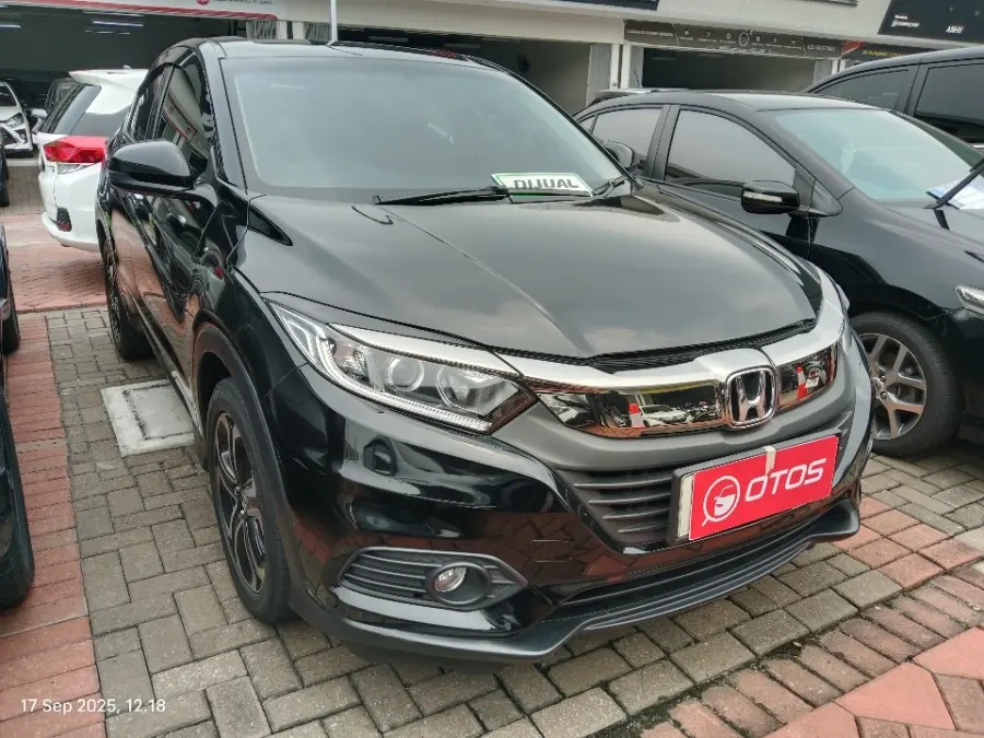 Foto Mobil Bekas Kanan Depan Honda HR-V 1.5 E tahun 2020