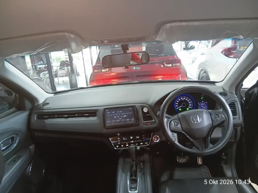 Foto Mobil Bekas Dashboard Honda HR-V 1.5 E tahun 2021