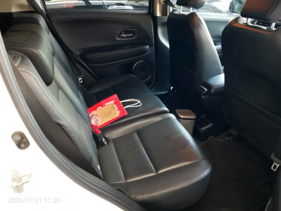 Foto Mobil Bekas Kabin Belakang Honda HR-V 1.5 E tahun 2021
