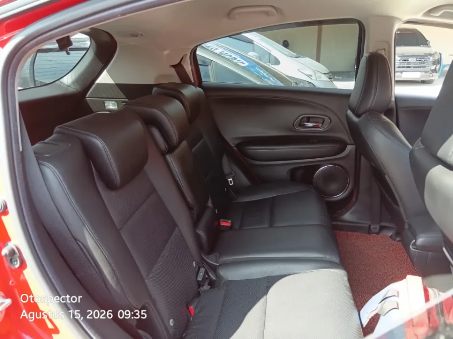 Foto Mobil Bekas Kabin Belakang Honda HR-V 1.5 E tahun 2021