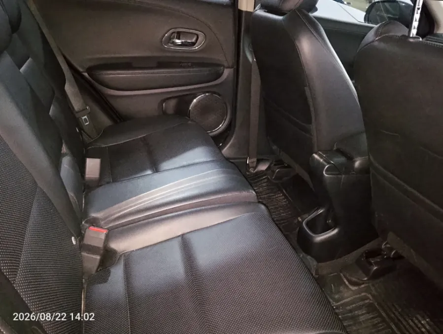 Foto Mobil Bekas Kabin Belakang Honda HR-V 1.5 E tahun 2021