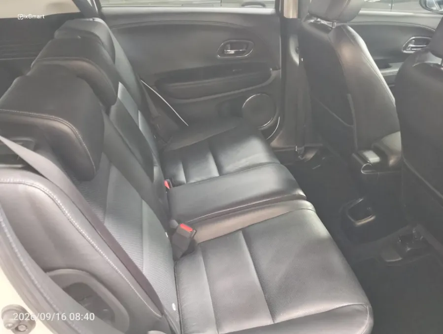 Foto Mobil Bekas Kabin Belakang Honda HR-V 1.5 E tahun 2021