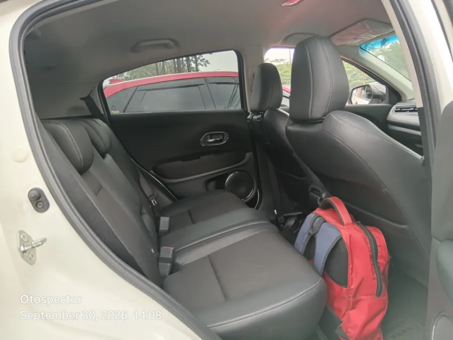 Foto Mobil Bekas Kabin Belakang Honda HR-V 1.5 E tahun 2021