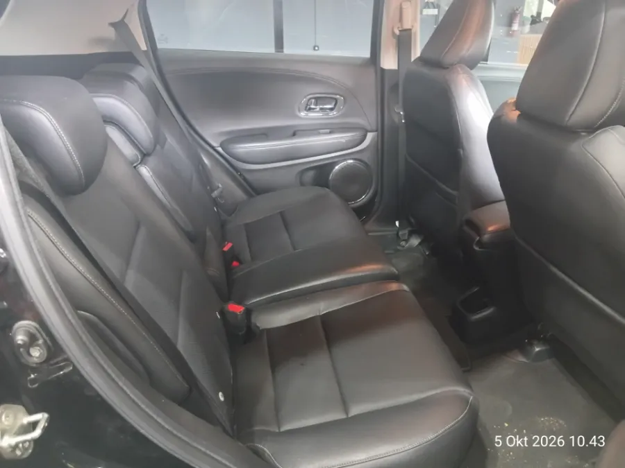 Foto Mobil Bekas Kabin Belakang Honda HR-V 1.5 E tahun 2021