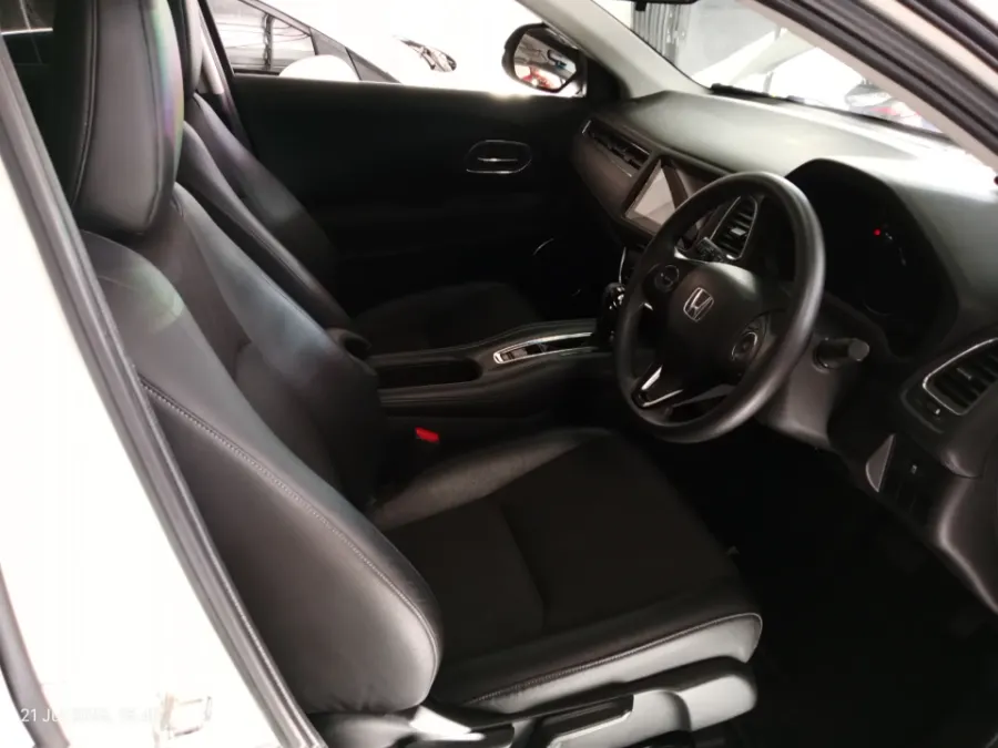Foto Mobil Bekas Kabin Depan Honda HR-V 1.5 E tahun 2021