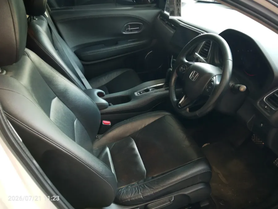 Foto Mobil Bekas Kabin Depan Honda HR-V 1.5 E tahun 2021