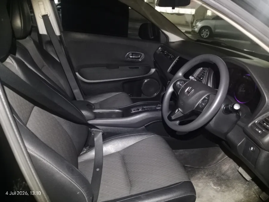 Foto Mobil Bekas Kabin Depan Honda HR-V 1.5 E tahun 2021