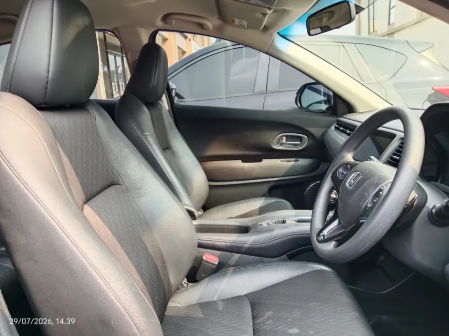 Foto Mobil Bekas Kabin Depan Honda HR-V 1.5 E tahun 2021