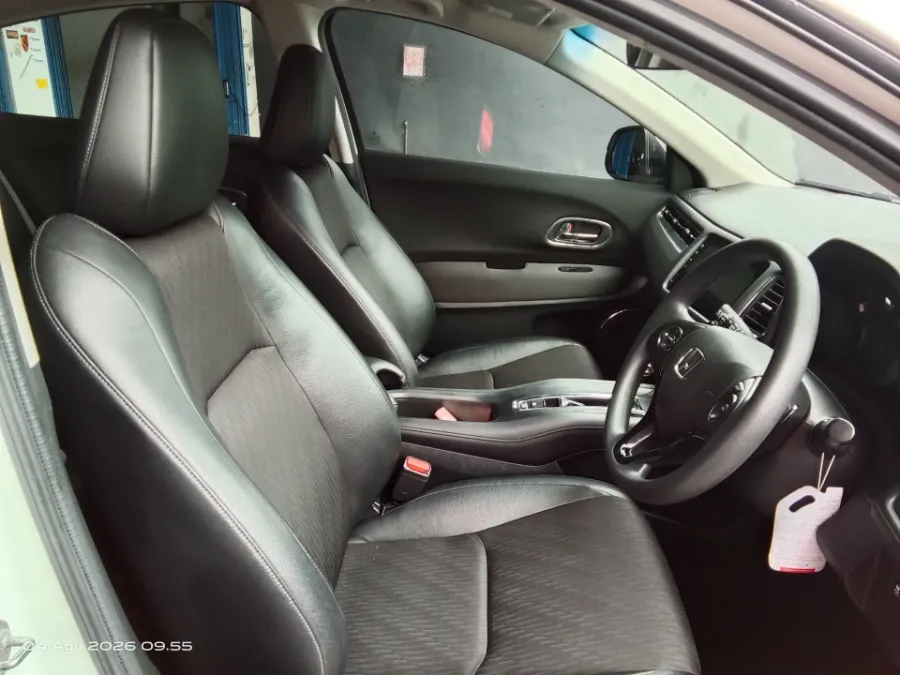 Foto Mobil Bekas Kabin Depan Honda HR-V 1.5 E tahun 2021