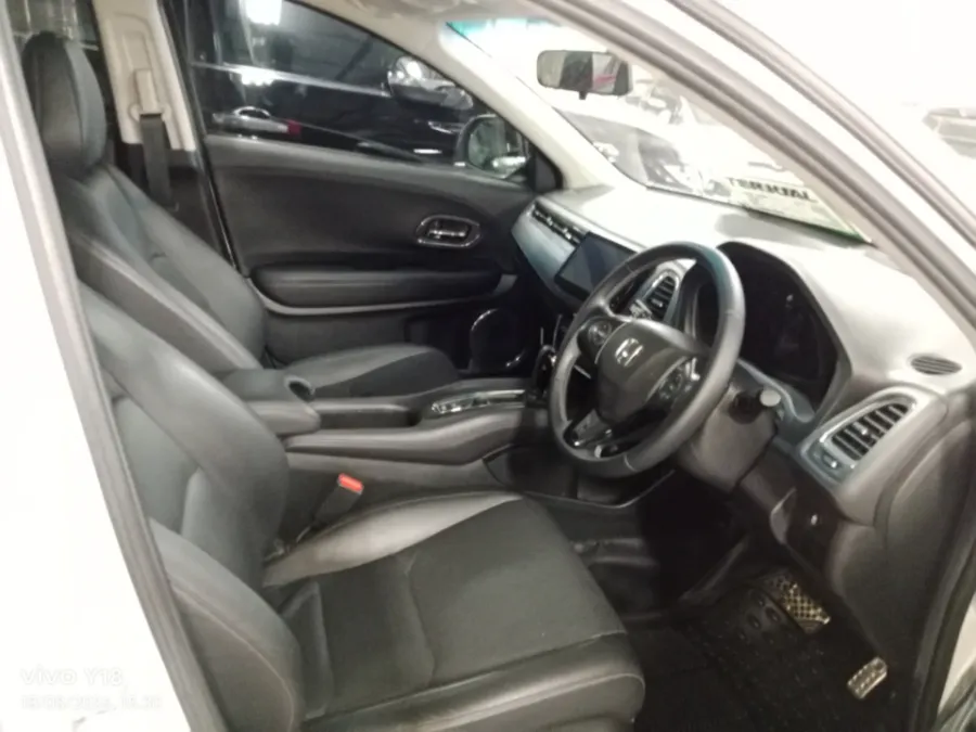 Foto Mobil Bekas Kabin Depan Honda HR-V 1.5 E tahun 2021