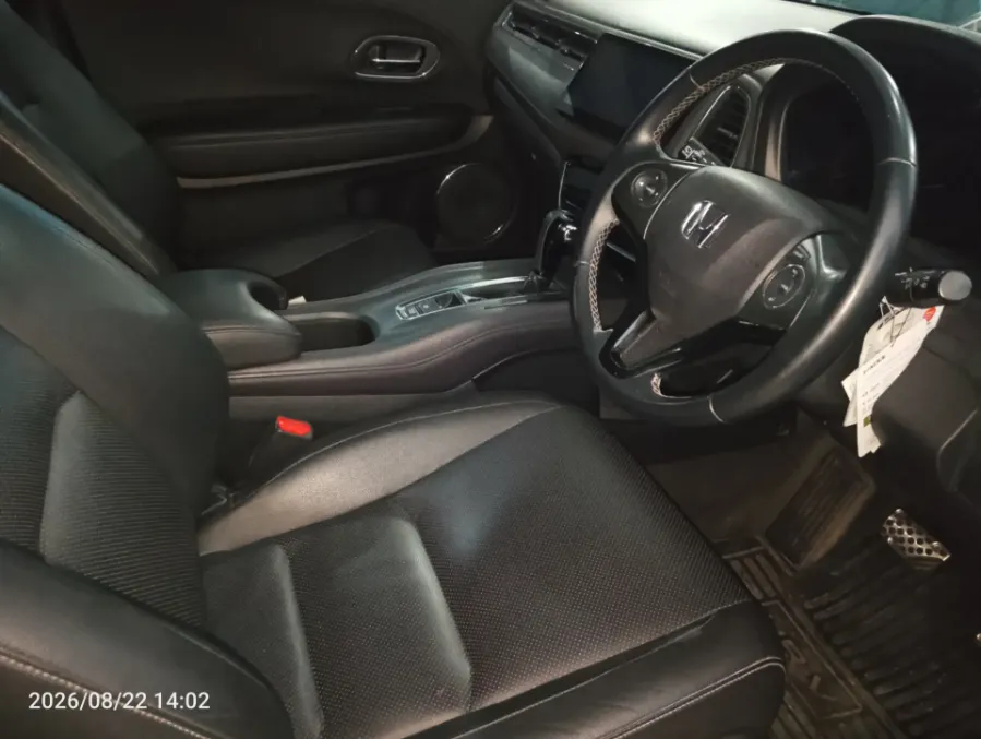 Foto Mobil Bekas Kabin Depan Honda HR-V 1.5 E tahun 2021