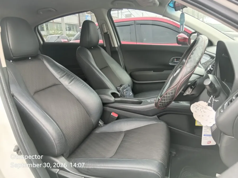 Foto Mobil Bekas Kabin Depan Honda HR-V 1.5 E tahun 2021
