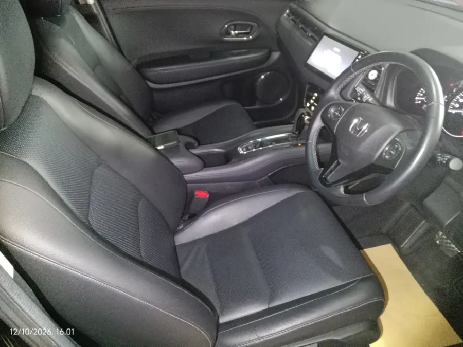 Foto Mobil Bekas Kabin Depan Honda HR-V 1.5 E tahun 2021