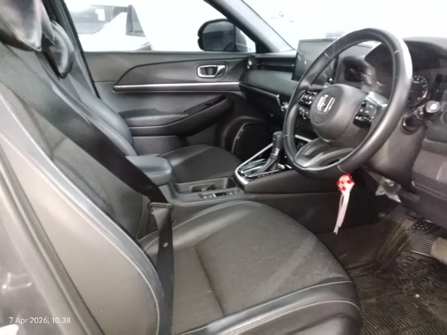 Foto Mobil Bekas Kabin Depan Honda HR-V 1.5 E tahun 2022